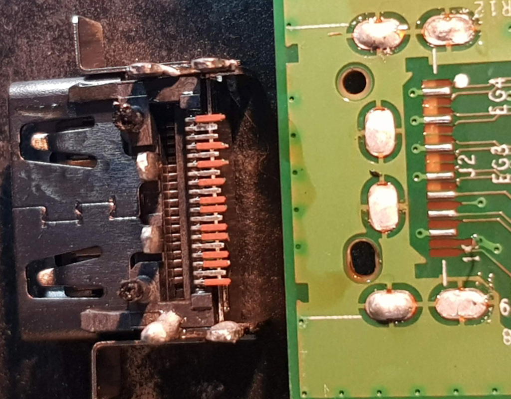 Avrevne pads under HDMI-porten på PS5