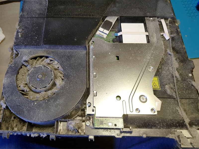 Støvete PS4 før rens