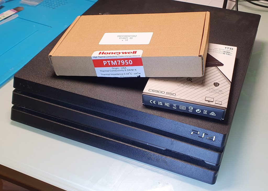 PS4 Oppgraderingspakke – 1 TB SSD, rens og PTM7950